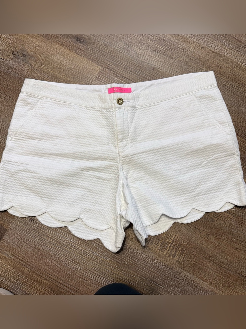 Lilly Pulitzer Scalloped Buttercup Short in White Size 16 in White Like New